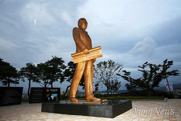  경북 구미 상모동 박정희 전 대통령 생가앞에 세워진 높이 5미터짜리 박정희 동상.