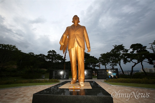  경북 구미 상모동 박정희 전 대통령 생가앞에 세워진 높이 5미터짜리 박정희 동상.