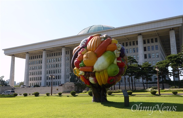 2015년 국회 잔디광장에 설치됐었던 '과일나무'. 알록달록한 색깔 때문에 눈에 확 띄는 '과일나무'는 높이 7m, 지름 2.5m, 무게 2.5t의 규모다. 이 조형물은 현재 국회 후미진 곳으로 옮겨졌다. 