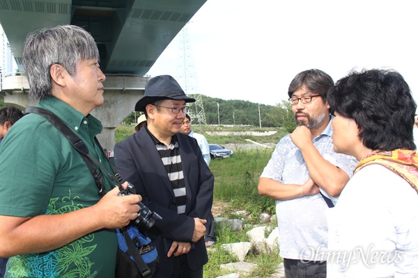 다카하시 일본 구마모토환경보건대학 교수와 박호동 신슈대학 교수, 다나카 히로시 한일환경정보센터 대표, 임희자 마산창원진해환경운동연합 정책실장이 26일 오후 낙동강 창녕함안보에서 만나 공동조사에 대한 이야기를 나누고 있다.