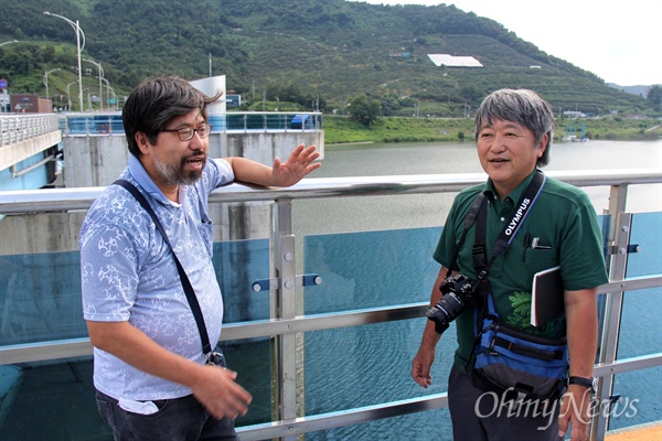 '4대강 녹조 한일 공동조사'에 나선 다카하시 구마모토환경보건대학 교수와 다나카 히로시 한일환경정보센터 대표가 26일 오후 낙동강 창녕함안보에서 강을 살펴보며 이야기를 나누고 있다.