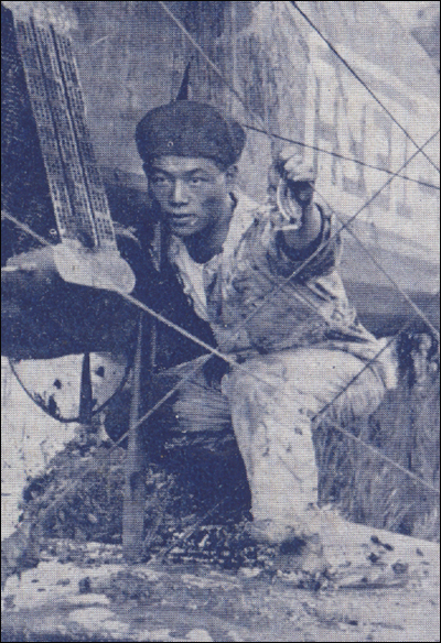  일본의 <역사사진> 1923년 8월호에 실려 있는 사진. 오쿠리비행학교 시절 안창남의 모습이다. 같은 학교에서 친일파 신용욱은 안창남과 함께 비행술을 연구하며 친하게 지냈다고 한다
