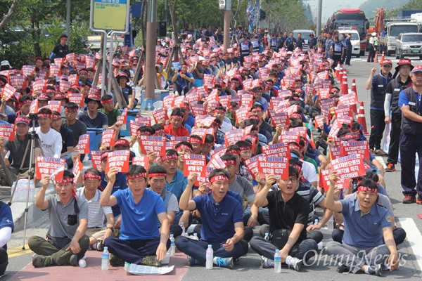 전국금속노동조합 대구지부 한국델파이지회는 28일 오후 창원 S&T중공업 앞에서 '악질자본 반대, S&T자본 반대, 한국델파이 지분 매각 투쟁승리를 위한 결의대회'를 열었다.