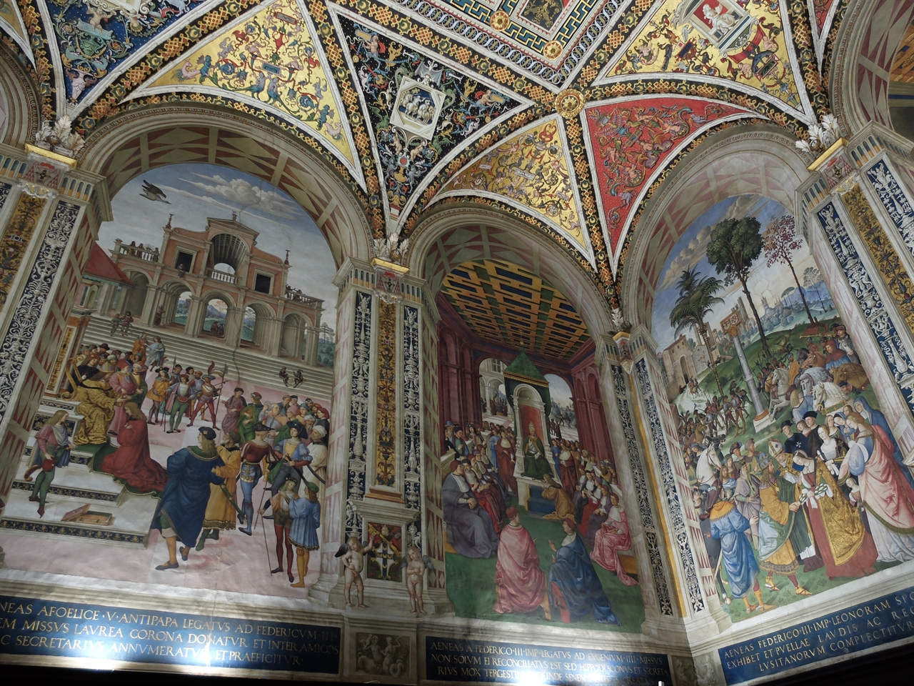 에네아 실비오 피콜로미니(비오 2세)의 장서들을 한데 모으기 위해 비오 3세가 두오모 내에 조성한 도서관입니다. 핀투리키오가 그린 프레스코가 벽과 천장 전체를 화려하게 장식하고 있습니다.  
