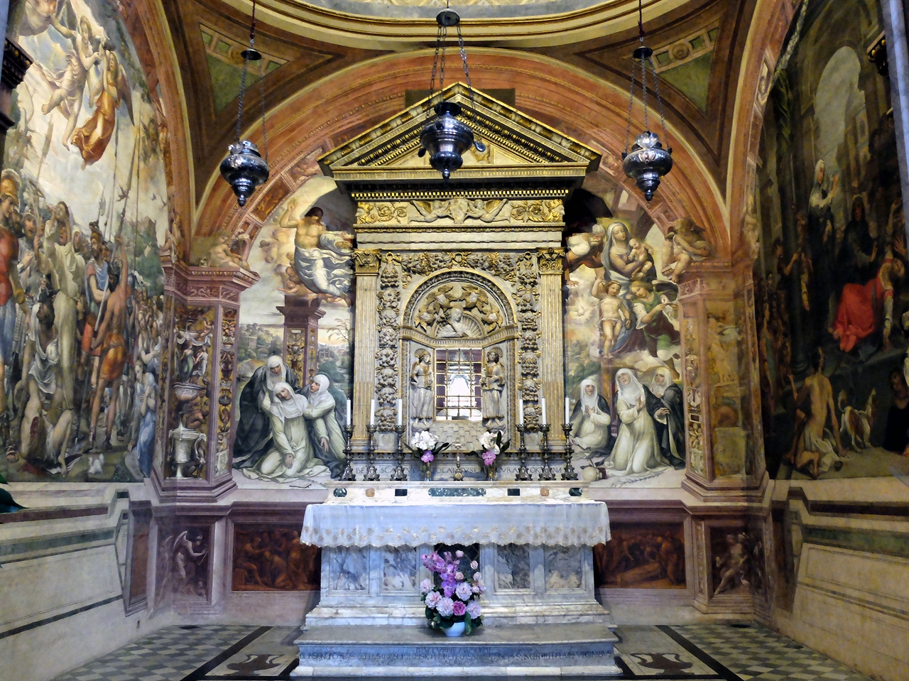 '산 도메니코 성당'에 있는 시에나의 수호 성인, 성 카트리나의 무덤으로 로마의 ‘산타 마리아 소프라 미네르바 성당’에도 그녀의 무덤이 있습니다. 안드레아 디 반니의 그림 ‘카트리나의 일생'이 그녀의 극적인 삶을 보여줍니다. 