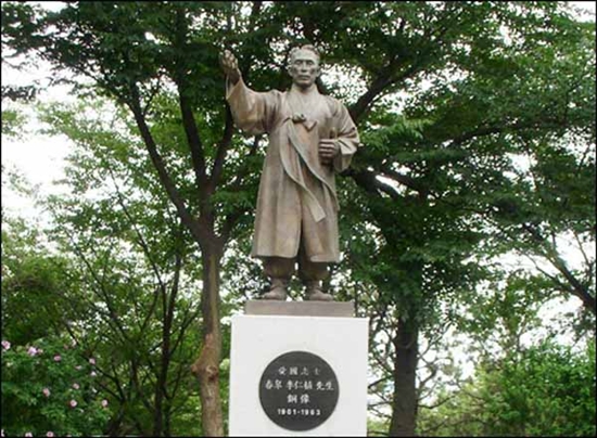 군산 월명공원에 세워진 애국지사 이인식 선생 동상.
