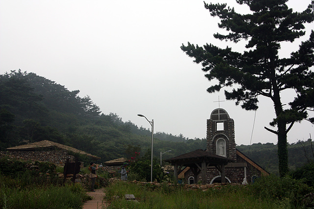 정약전이 살았던 초가집과 천주교 성당이 보인다. 천주교를 믿었던 정약전의 영향일까 주민의 80%가 천주교인이라고 한다