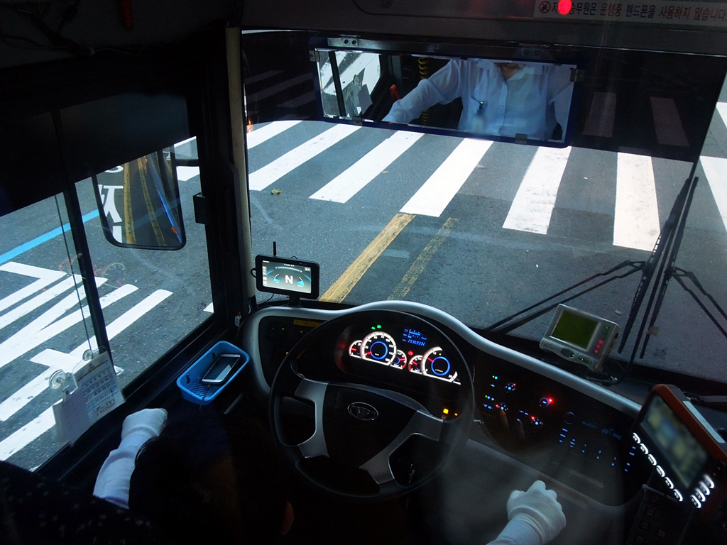 앞문하차, 뒷문승차에 대한 승객들의 태도에 버스기사들의 고충은 쌓여만 가고 있다.