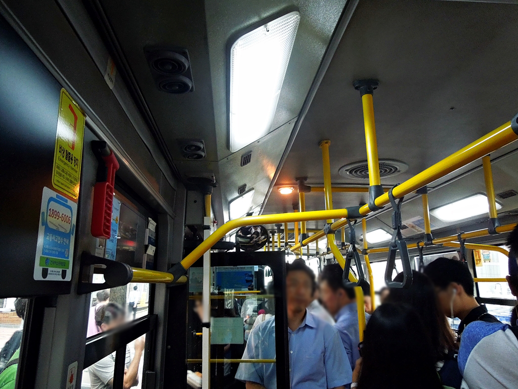 어김없이 찾아오는 출근시간에 버스 안이 사람들로 가득찼다.