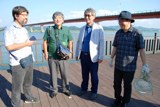 좌로부터 다나카 히로시 한일환경정보센터 대표, 다카하시 토루 구마모토환경보건대학 교수, 허재영 대전대 교수, 박호동 신슈대학 교수가 토론을 하고 있다.