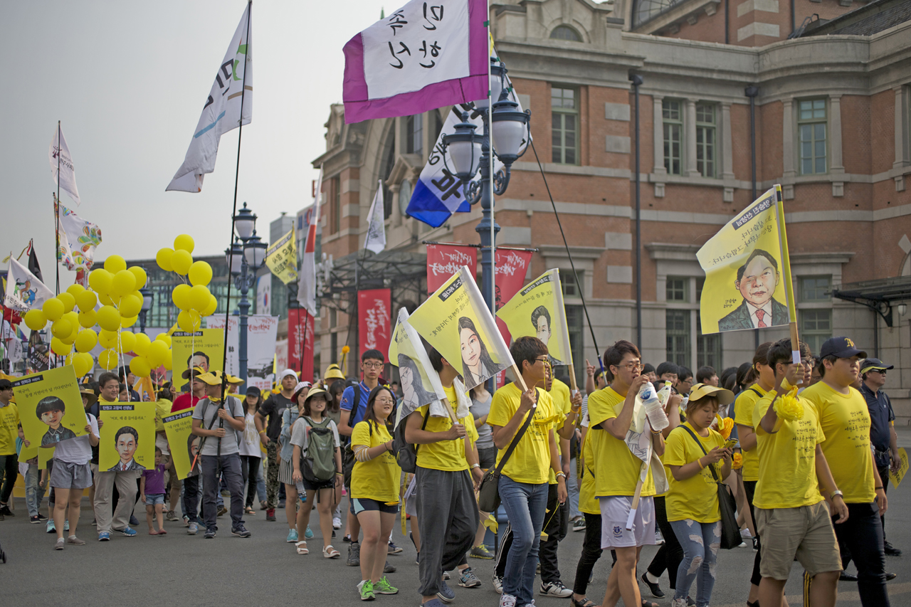 가드행진을 벌이고 있는 참가자들은 "세월호 범인은 감추려는 자"라는 구호를 외치며, 그 범인으로 박근혜 대통령을 지목했다.