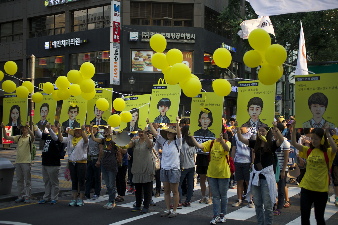 서울역광장에서 광화문 방면으로 행진을 하고 있는 집회 참가자들이 아직도 실종된 실종자들의 피켓을 높이 들고 있다.