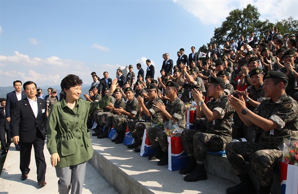 박근혜 대통령이 28일 경기도 포천에서 열린 통합화력훈련을 관람하고 나서 전역연기 장병을 격려하고 있다.
