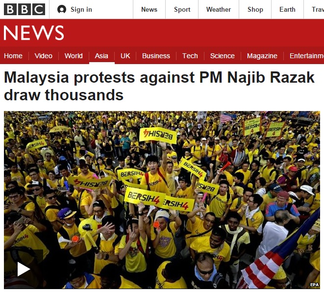 나집 라작 말레이시아 총리의 퇴진을 촉구하는 대규모 반정부 시위를 보도하는 BBC 뉴스 갈무리.