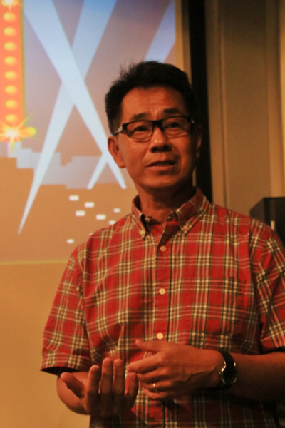 프놈펜 보파나 시청각 센터(Bophana Audoivisual Resource Center)에서 지난 26일(현지시각) 가진 미디어 초청 시사회를 겸한 워크샵에 참석한 영화감독 아서 동(Arthur Dong)이 헹 옹오르의 지난 삶에 대해 설명하고 있는 모습.
