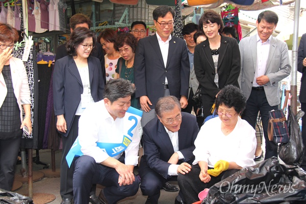 새정치민주연합 문재인 당대표는 30일 백두현 고성군수 재선거 예비후보와 함께 고성시장을 찾았다.