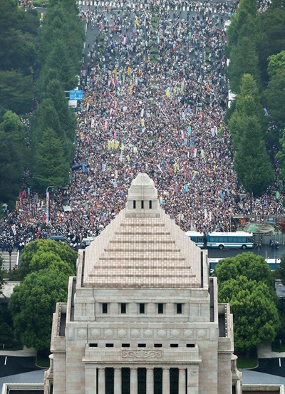 지난달 30일 오후 일본 국회의사당 주변에 아베 신조(安倍晋三) 정권이 추진하는 안보법안에 반대하는 시민들이 몰려 시위를 하고 있다. 경찰이 버스로 차 벽을 만들어 시위대가 국회 의사당으로 접근하지 못하게 차단하고 있다.