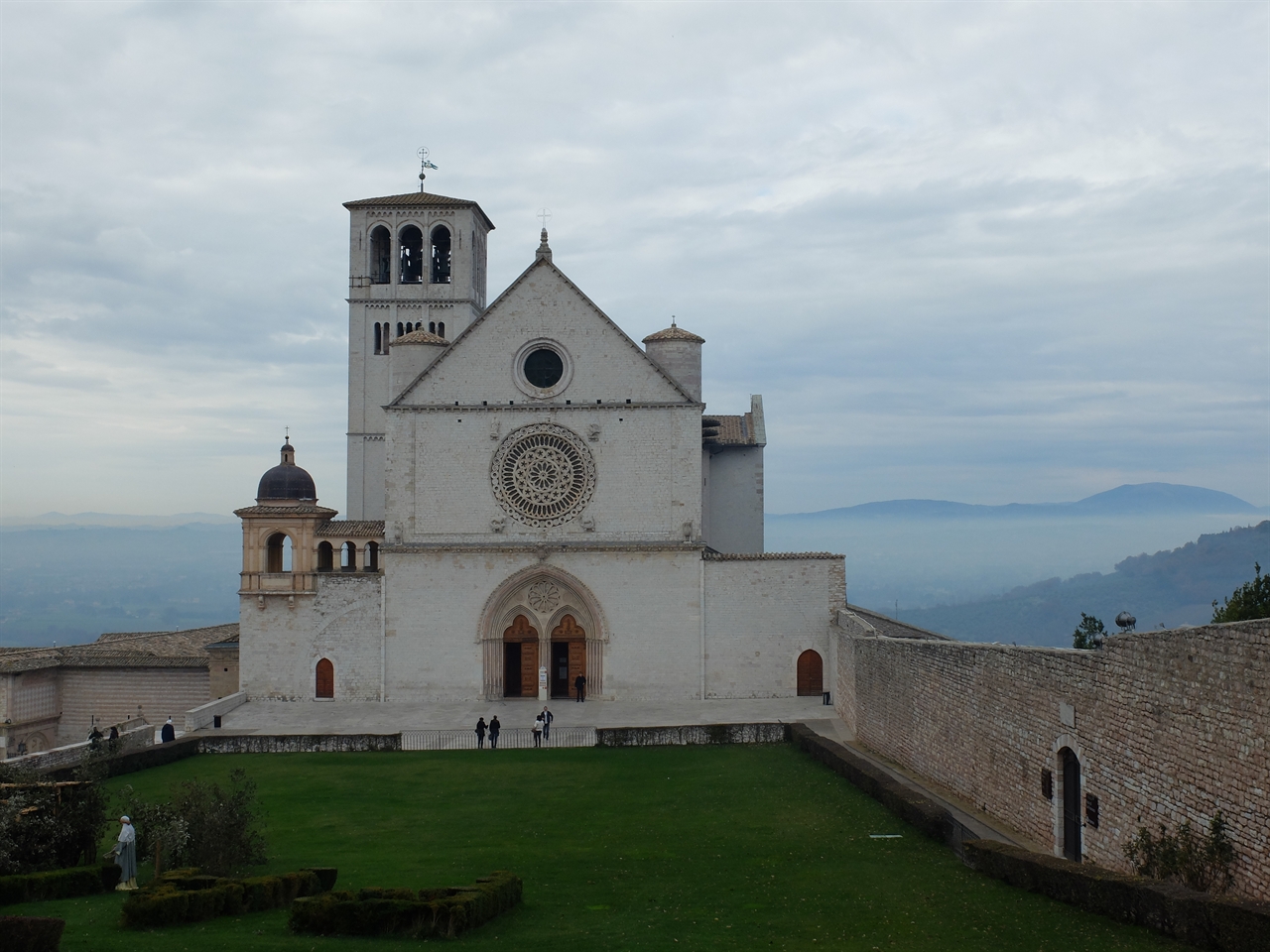 아시시, '산 프란체스코 성당'. 프란체스코 수도회의 본산이며 성 프란체스코의 무덤이 있는 성당입니다. 