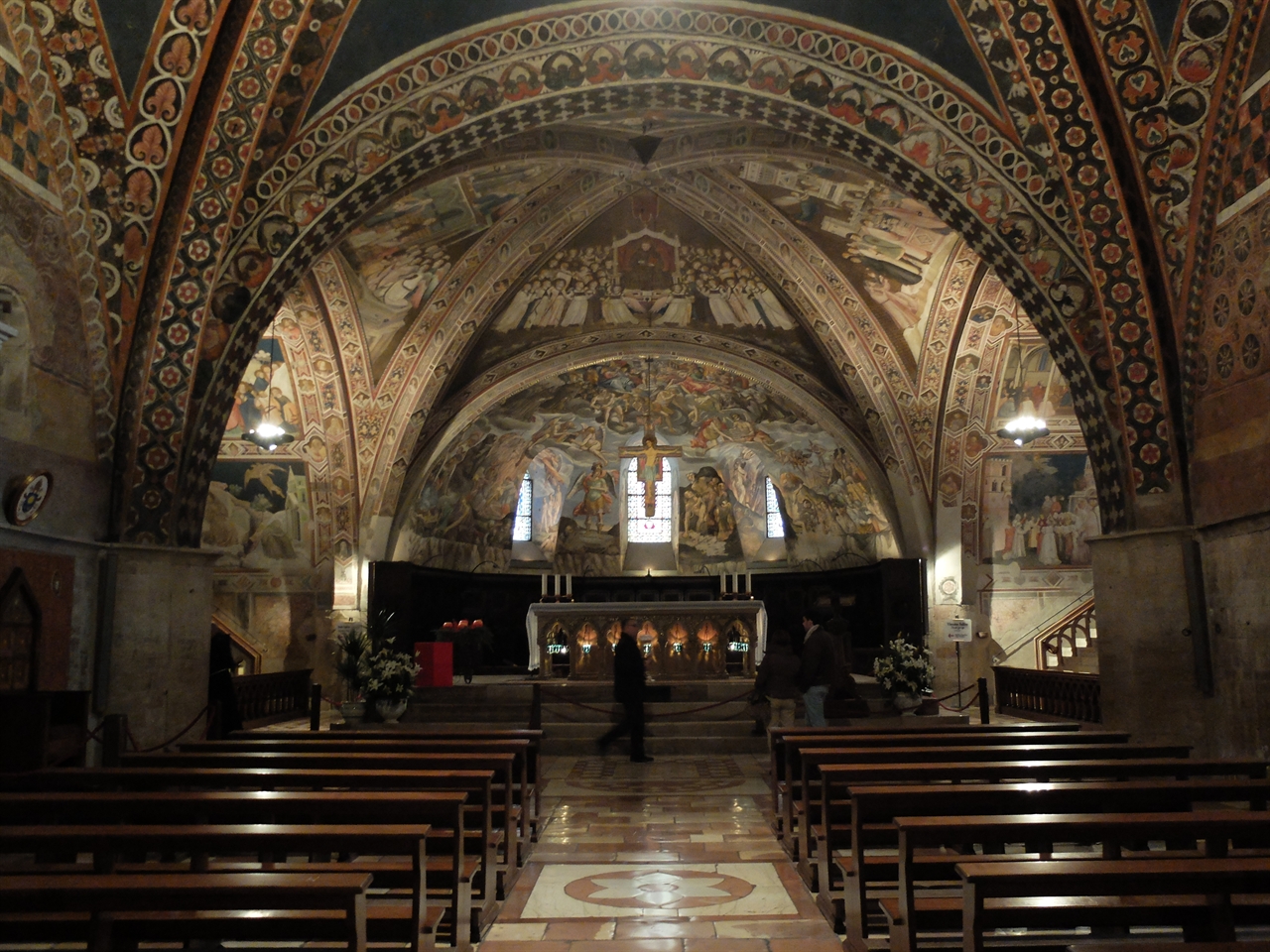 ‘산 프란체스코 성당’은 크게 두 층으로 이루어져 있는데 성 프란체스코의 무덤이 있는 하층 성당 위에 본 성당이 있습니다. 