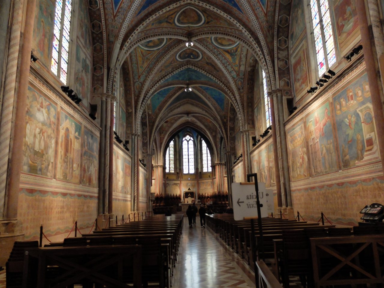 '산 프란체스코 성당'의 본당으로 지오토가 그린 '성 프란체스코의 일생' 프레스코 연작이 벽면을 장식하고 있습니다. 