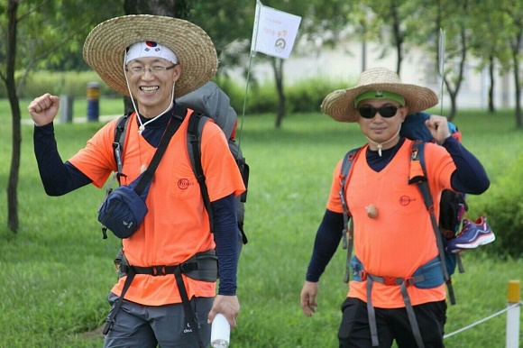 백혈병환우 희망나눔 프로젝트 '아름다운 동행', 15일간의 국토대장정을 떠나는 이운영씨(우) 일행