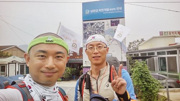 하남시 부근에서 충주시까지 이어지는 남한강 자전거길을 따라 국토대장정을 종주 중인 이운영씨 일행.