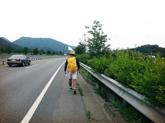  이운영씨는 국토대장정 중 국도로 이동할 경우 눈에 잘 띄는 색의 배낭 커버를 이용해 지나치는 차량들이 잘 피해가도록 해야 한다고 조언한다.