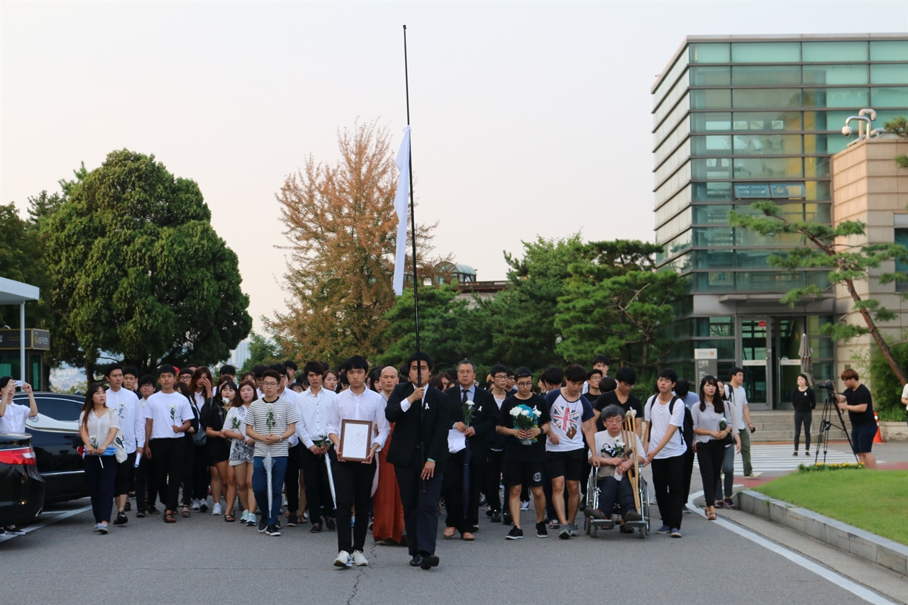 총기사고로 세상을 떠난 박 상경의 동국대학교 동문들이 박 상경을 기리며 학내 행진을 하고있다. 100여명의 학생들이 참석했다.
