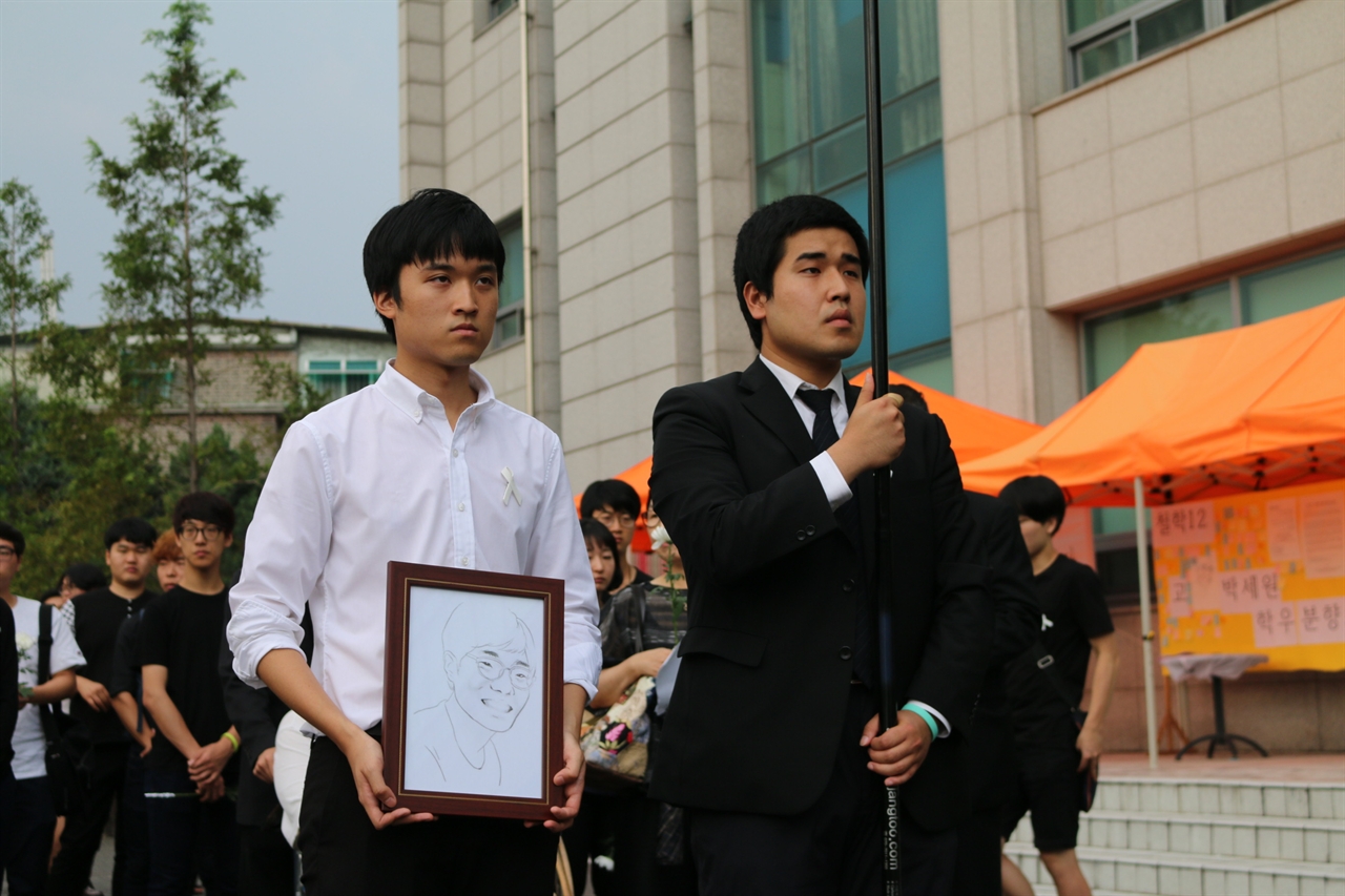 총기사고로 세상을 떠난 박 상경의 동국대학교 동문들이 박 상경을 기리며 학내 행진을 하고있다. 100여명의 학생들이 참석했다.
