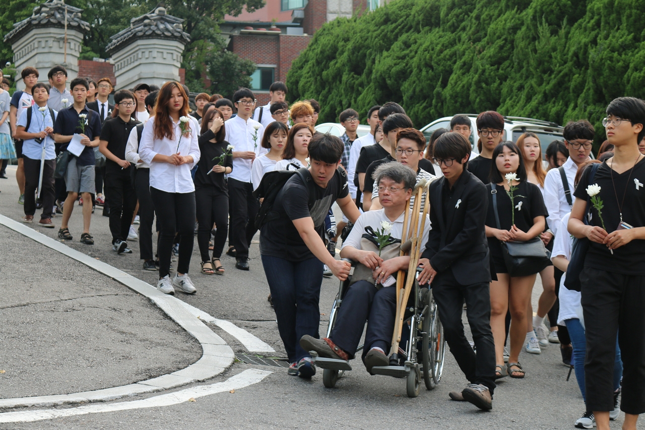  홍윤기 동국대학교 철학과 교수가 박 상경을 추모하는 학내 행진에 참석했다.