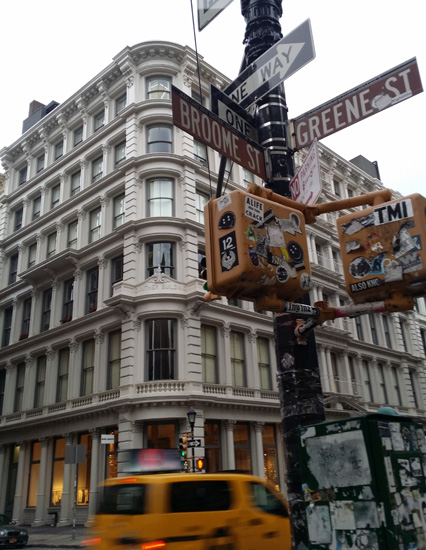 뉴욕 맨해튼중심가 거리표시판이 보인다. 여길 보면 백남준의 '그린(Greene)가' 작업실과 '브룸(Broome)가' 작업실이 그리 멀지 않음을 알 수 있다