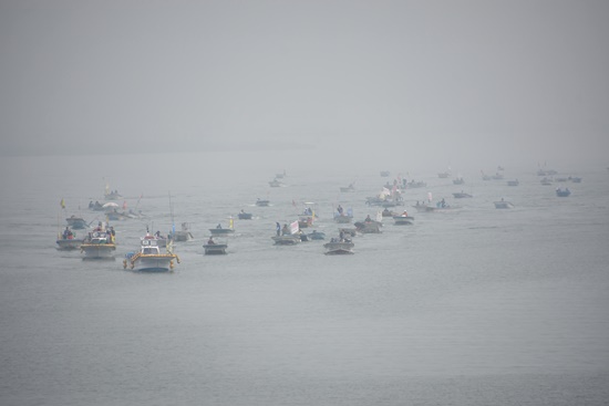 낙동강 어민들이 100여 척의 배를 몰고 낙동강 하굿둑 앞으로 선상시위를 하기 위해 몰려오고 있다 