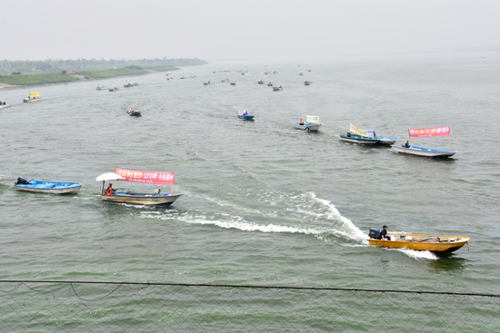 낙동강 어민들이 100여 척의 배를 몰고 낙동강 하굿둑 앞에서 선상시위를 벌이고 있다 