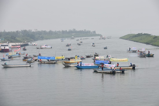 낙동강 어민들이 수자원공사 앞으로 배를 타고 몰려들고 있다