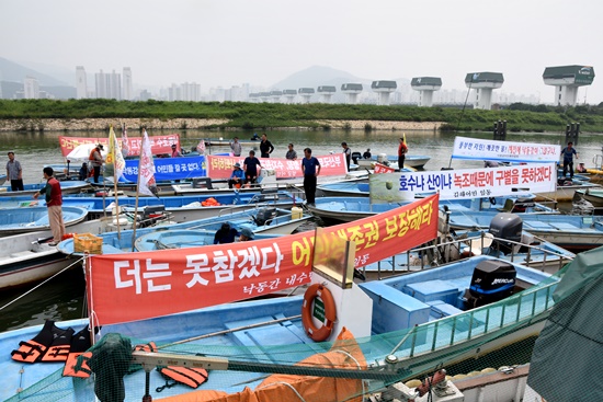 낙동강 어민들이 낙동강 하굿둑 앞 사자원공사 건물 앞에서 시위를 벌이고 있다. 