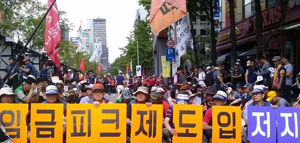 임금피크제를 도입하더라도 '취업규칙 불이익 변경' 절차를 제대로 거쳐야 한다는 법원 판결이 나왔다. 사진은 지난 7월 4일 서울에서 열린 '공공-금융노동자 투쟁 결의대회' 때 모습.