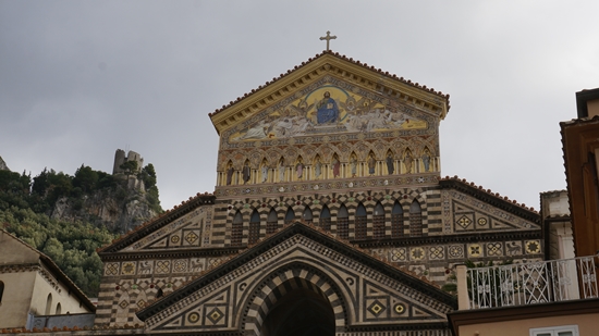 아말피에 있는 두오모인 성 안드레아 성당에는 로마네스크 양식과 이슬람 양식이 어우러져 있다.