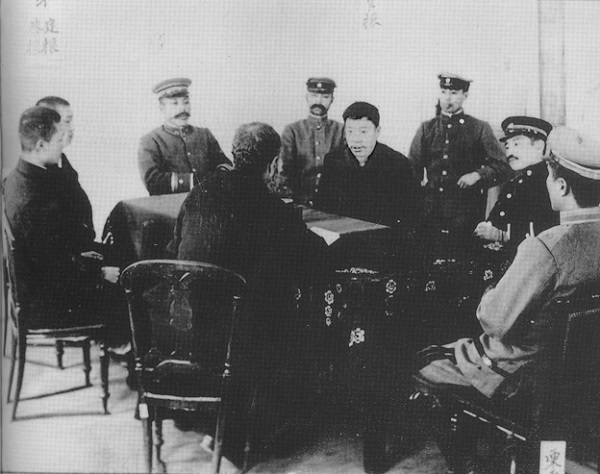 1910년 3월 뤼순감옥에서 빌렘 신부와 면회를 갖고 있는 안중근(맞은편) 의사. 왼쪽에 안 의사의 두 동생 정근·공근 형제가 함께하고 있다.