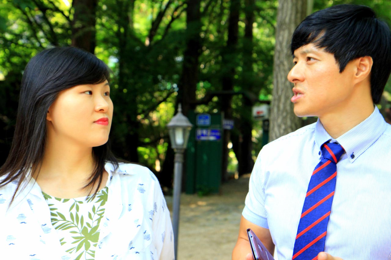 남편 김기헌씨를 바라보는 아내 전수진씨의 눈빛이 따스합니다. 