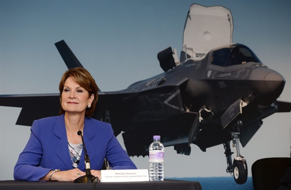 록히드 마틴 사의 CEO 메릴린 휴슨이, 지난 2014년 7월 14일 영국 햄프셔 판버러 에어쇼 첫날 기자회견에 나서 F-35 전투기에 대해 설명했다.
