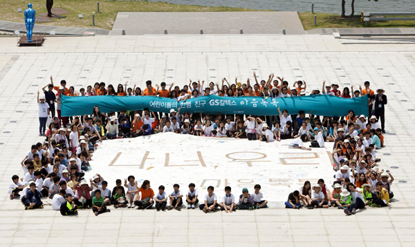   지난 2013년부터 진행해 온 '마을 톡톡' 사업. 전국의 거점센터에서 인근 소외계층 어린이들의 심리적 어려움을 전담해서 치료해주는 프로그램이다.