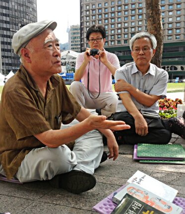  현기영 작가 현기영 작가가 자신의 작품과 제주의 삶을 이야기하고 있다.