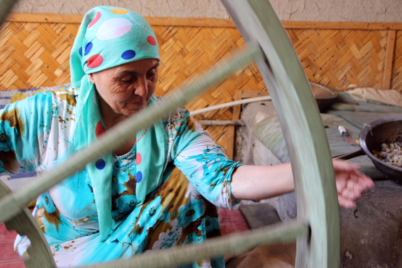우즈베키스탄 마르길란에서는 비단을 만드는 과정을 처음부터 볼 수 있다.여기서 처음은 끓는 물에 누에고치 넣어서 번데기 건지는 걸 말한다. 