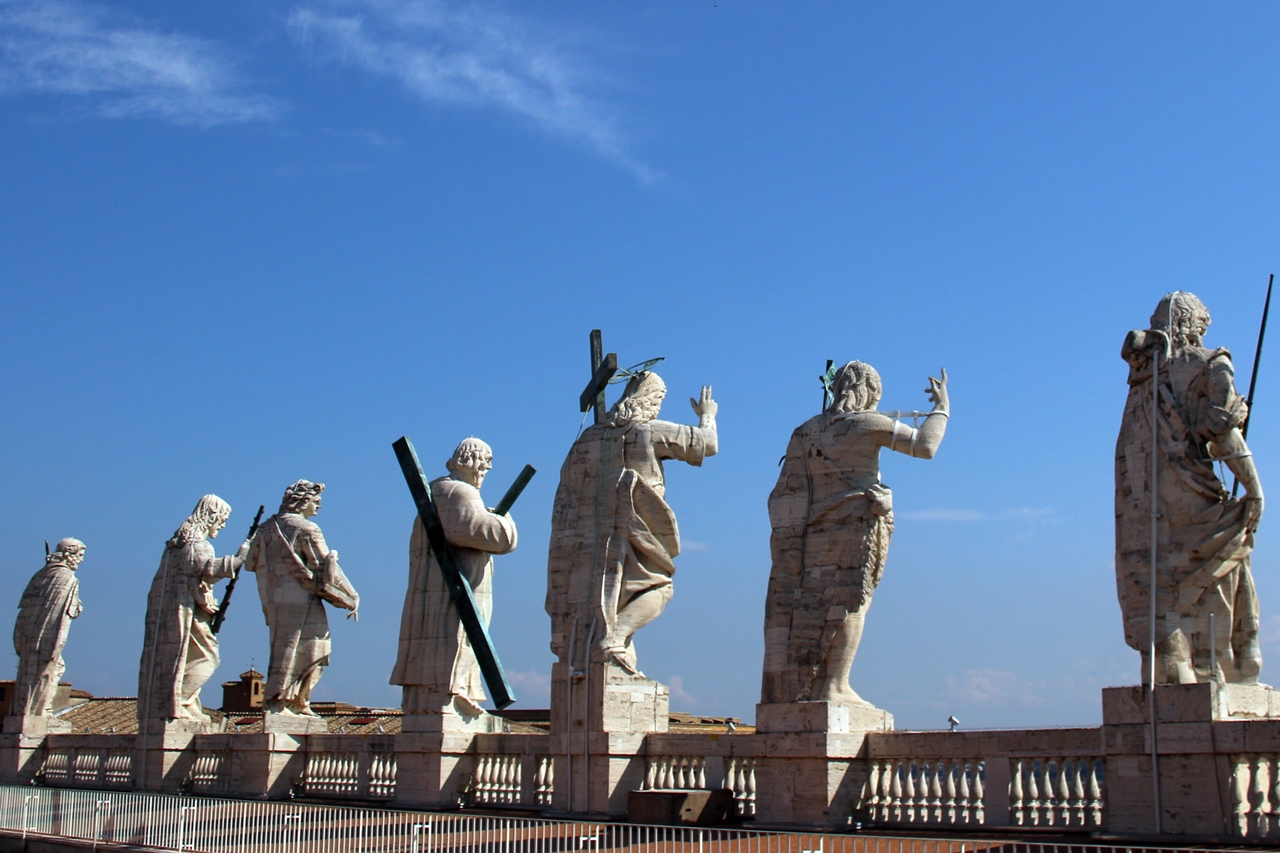 바티칸 맨 꼭대기에서 예수님과 12제자들이 손을 들어 신도와 관광객들을 맞이하고 계셨다. 