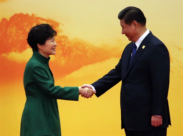 지난 2014년 11월  11일 오전 중국 베이징 외곽 옌치후에 자리잡은 ‘국가회의센터’에서 열린 APEC 정상회의 개회식에서 박근혜 대통령이 회의장에 도착, 시진핑 중국 국가주석과 인사하고 있다. 