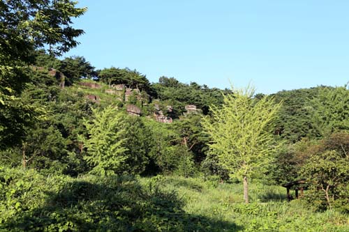  화순 고인돌공원의 마당바위 채석장. 산 중턱에 자리하고 있다. 나무데크 계단으로 연결돼 있다.