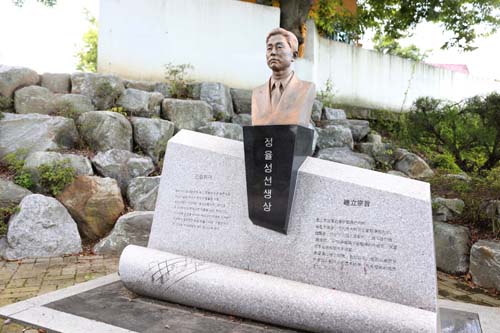  능주초등학교에 세워져 있는 정율성 흉상. 정율성은 중국 혁명 음악가로 알려져 있다.