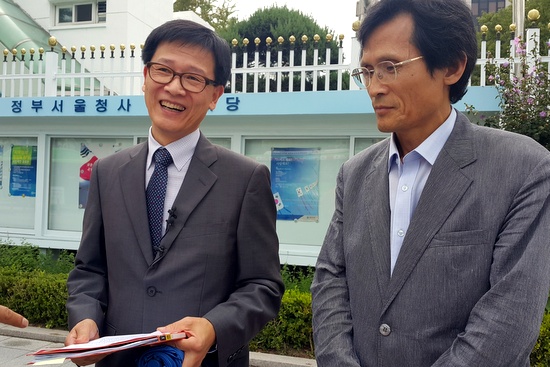 2일 오후 서울대의 유용태 교수(역사교육과)와 오수창 교수(국사학과)가 황우여 교육부장관을 정부서울청사 접견실에서 만난 뒤 기자들에게 내용을 설명하고 있다.   