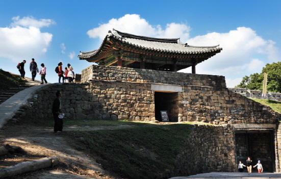 공산성의 서문 금서루에 구름이 닿아 있다