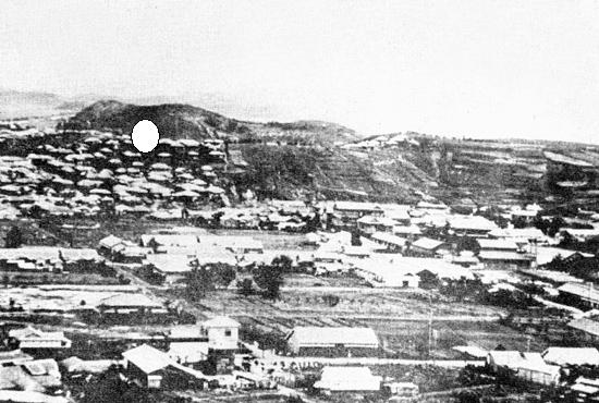 1920년대 군산 시가지 모습(상단 왼쪽 ○ 표시 넘어가 콩나물고개) 
